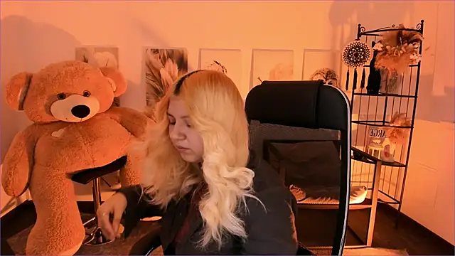 Snapshot of DiaAngell chatting on December 17, 2025, 7:31 pm DiaAngell online show from December 17, 2025, 7:31 pm