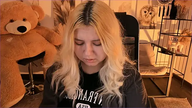 Snapshot of DiaAngell chatting on December 18, 2025, 7:20 pm DiaAngell online show from December 18, 2025, 7:20 pm