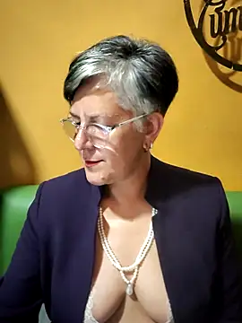 ilonna2025 online show from April 4, 2026, 10:51 pm