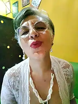ilonna2025 online show from May 17, 2026, 10:28 pm