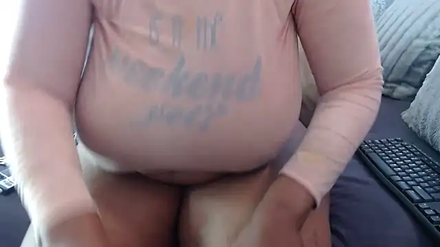 Snapshot of BUBBLYBUNNYxx chatting on December 5, 2025, 7:28 am BUBBLYBUNNYxx online show from December 5, 2025, 7:28 am