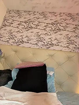 Lili  taylor online show from October 4, 2025, 12:30 am