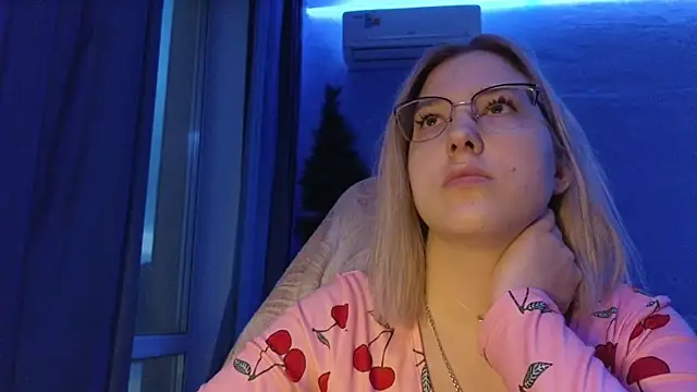 HotBrandyX online show from January 8, 2026, 10:39 am