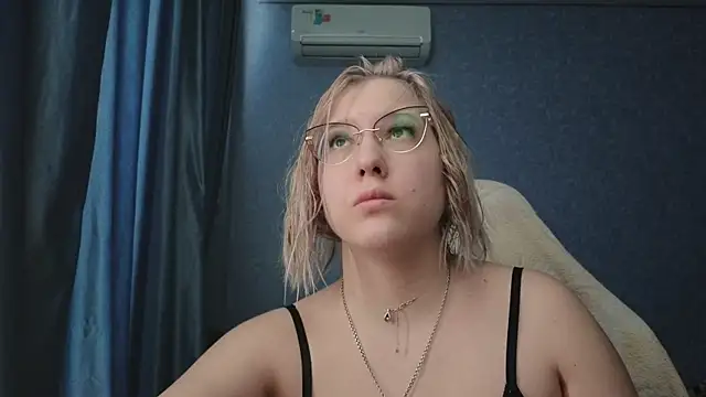 HotBrandyX online show from March 19, 2026, 10:19 am