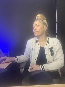 viktoria davis  online show from November 4, 2025, 10:42 pm