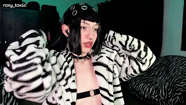 roxy toxic online show from November 15, 2025, 2:20 am