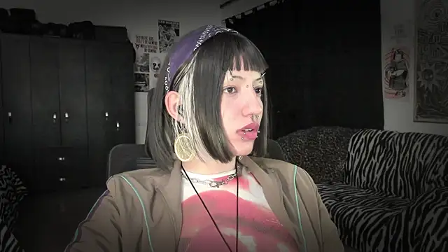 Snapshot of roxy_toxic chatting on July 7, 2026, 1:19 am roxy toxic online show from July 7, 2026, 1:19 am