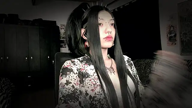 Snapshot of roxy_toxic chatting on August 5, 2026, 1:08 am roxy toxic online show from August 5, 2026, 1:08 am
