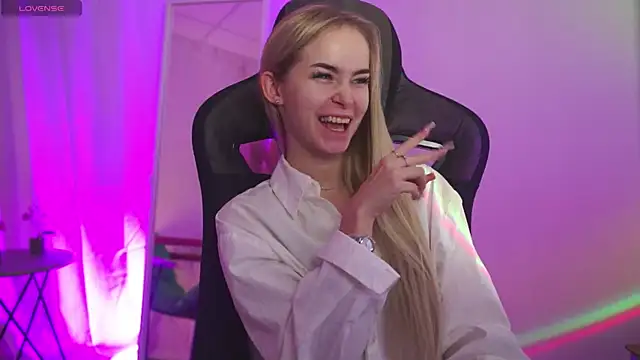 Snapshot of DakotaaJohnnson chatting on October 28, 2025, 12:19 pm DakotaaJohnnson online show from October 28, 2025, 12:19 pm