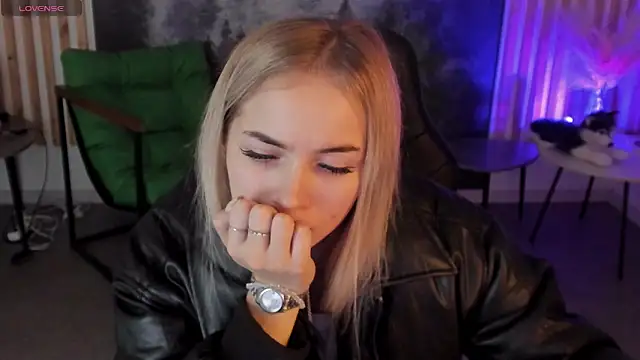 Snapshot of DakotaaJohnnson chatting on November 6, 2025, 9:10 am DakotaaJohnnson online show from November 6, 2025, 9:10 am