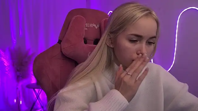 Snapshot of DakotaaJohnnson chatting on December 15, 2025, 5:55 am DakotaaJohnnson online show from December 15, 2025, 5:55 am