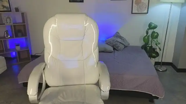 Nicole Foxx  online show from October 11, 2025, 8:07 pm