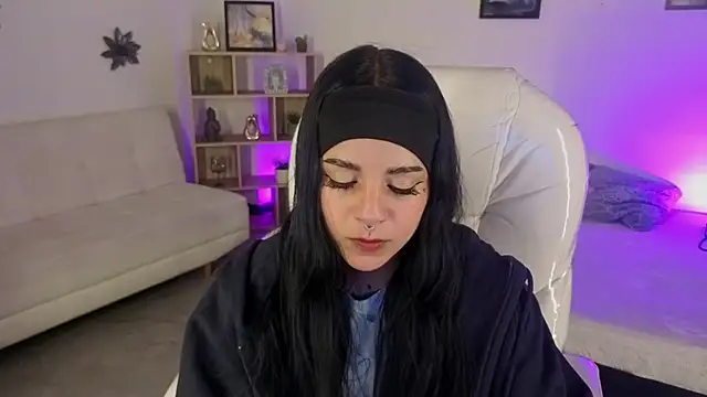 Nicole Foxx  online show from October 25, 2025, 8:03 pm