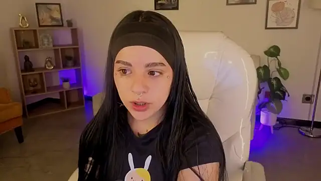 Nicole Foxx  online show from November 13, 2025, 7:57 pm