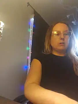 Snapshot of TattedMamaXOXO chatting on February 4, 2025, 7:22 pm TattedMamaXOXO online show from February 4, 2025, 7:22 pm