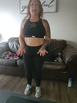 Snapshot of TattedMamaXOXO chatting on November 18, 2025, 5:06 pm TattedMamaXOXO online show from November 18, 2025, 5:06 pm