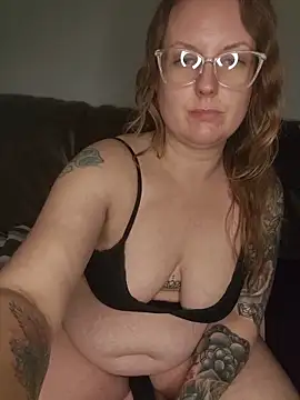 Snapshot of TattedMamaXOXO chatting on December 16, 2025, 3:44 am TattedMamaXOXO online show from December 16, 2025, 3:44 am