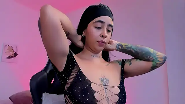 sophierooy22 online show from November 3, 2025, 2:18 pm