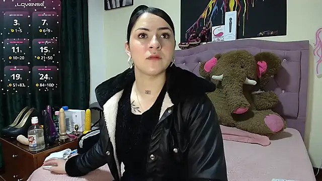 Emmie Hot online show from November 21, 2025, 12:04 pm