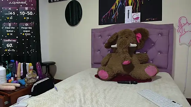 Emmie Hot online show from March 5, 2026, 12:01 pm