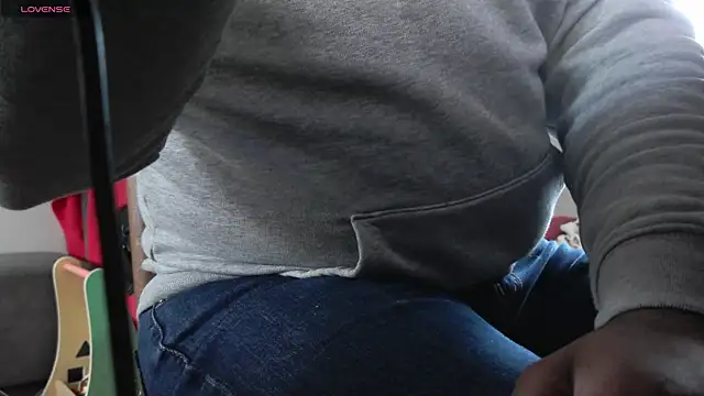 Snapshot of IndienTiger chatting on December 5, 2025, 8:01 am IndienTiger online show from December 5, 2025, 8:01 am