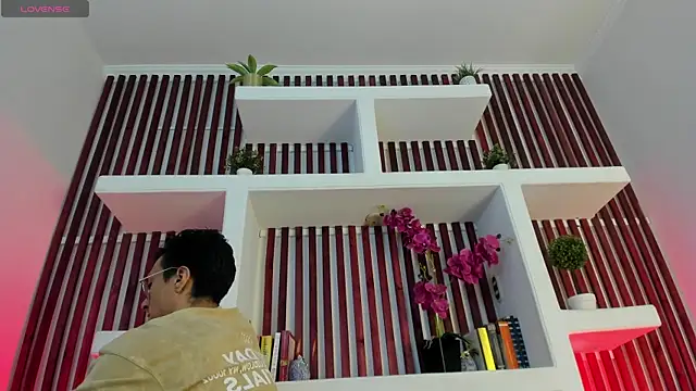 ApoloCruz online show from May 17, 2026, 3:59 am