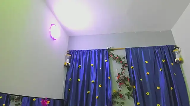 ShairaMarss online show from November 18, 2025, 2:32 pm