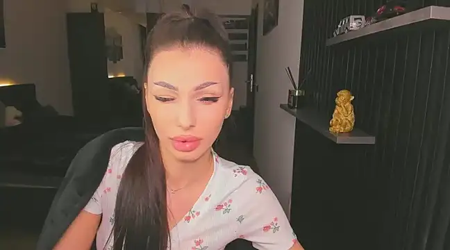 Snapshot of HelenShawn chatting on January 28, 2025, 12:36 am HelenShawn online show from January 28, 2025, 12:36 am