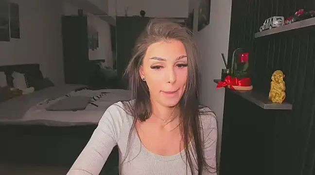 Snapshot of HelenShawn chatting on February 13, 2025, 12:02 am HelenShawn online show from February 13, 2025, 12:02 am