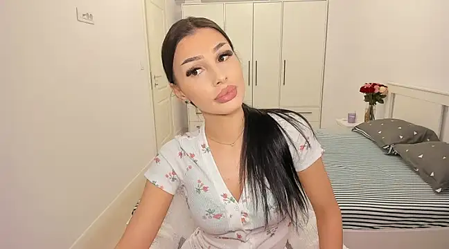 Snapshot of HelenShawn chatting on February 18, 2025, 10:14 pm HelenShawn online show from February 18, 2025, 10:14 pm