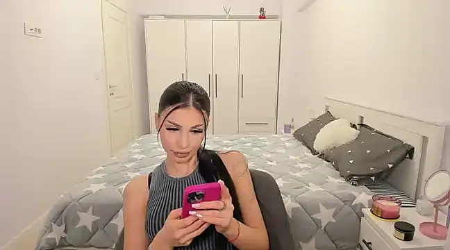 Snapshot of HelenShawn chatting on March 19, 2025, 12:04 am HelenShawn online show from March 19, 2025, 12:04 am