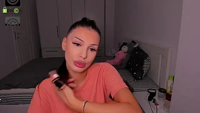 Snapshot of HelenShawn chatting on October 6, 2025, 7:55 pm HelenShawn online show from October 6, 2025, 7:55 pm