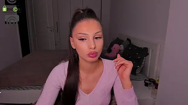 Snapshot of HelenShawn chatting on October 10, 2025, 8:19 pm HelenShawn online show from October 10, 2025, 8:19 pm