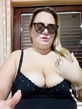 Snapshot of topina8 chatting on November 15, 2025, 3:19 pm topina8 online show from November 15, 2025, 3:19 pm