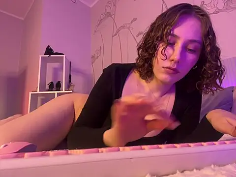 Snapshot of Molli_Luv chatting on March 7, 2025, 12:34 pm Molli Luv online show from March 7, 2025, 12:34 pm