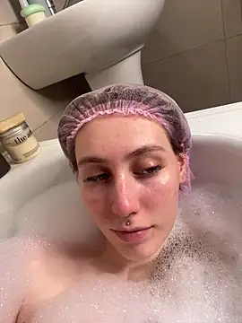 Snapshot of Molli_Luv chatting on October 9, 2025, 7:56 pm Molli Luv online show from October 9, 2025, 7:56 pm