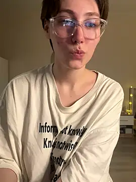 Snapshot of Molli_Luv chatting on October 17, 2025, 5:48 pm Molli Luv online show from October 17, 2025, 5:48 pm