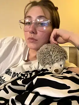 Snapshot of Molli_Luv chatting on October 19, 2025, 1:23 pm Molli Luv online show from October 19, 2025, 1:23 pm