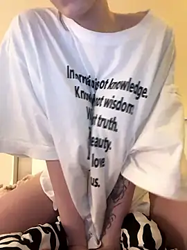 Snapshot of Molli_Luv chatting on October 21, 2025, 3:24 pm Molli Luv online show from October 21, 2025, 3:24 pm