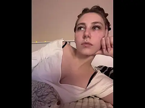 Snapshot of Molli_Luv chatting on November 10, 2025, 8:30 pm Molli Luv online show from November 10, 2025, 8:30 pm