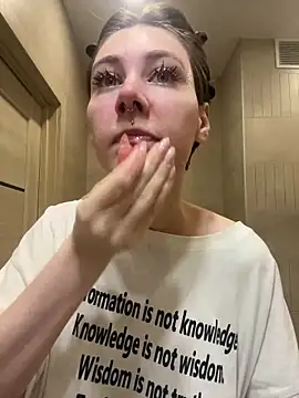 Snapshot of Molli_Luv chatting on November 11, 2025, 4:29 pm Molli Luv online show from November 11, 2025, 4:29 pm