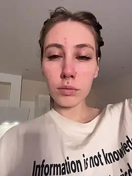 Snapshot of Molli_Luv chatting on November 14, 2025, 1:04 am Molli Luv online show from November 14, 2025, 1:04 am