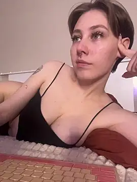 Snapshot of Molli_Luv chatting on November 24, 2025, 4:01 am Molli Luv online show from November 24, 2025, 4:01 am