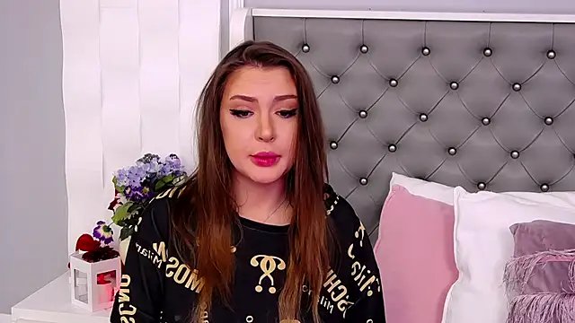 Snapshot of AlmaNoble chatting on December 5, 2025, 8:38 pm AlmaNoble online show from December 5, 2025, 8:38 pm