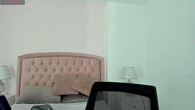 Snapshot of Kendall__Fox chatting on October 17, 2025, 4:48 am Kendall Fox online show from October 17, 2025, 4:48 am