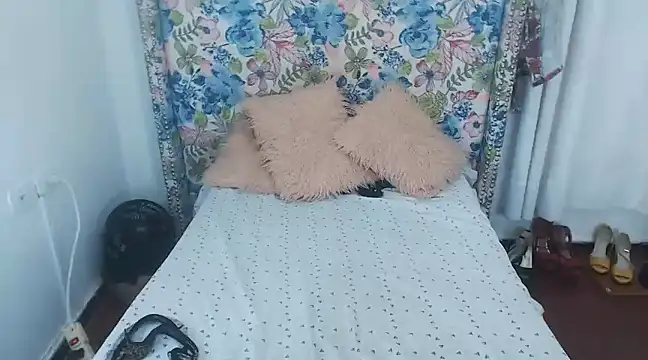 Snapshot of Sweeetnaughty chatting on March 15, 2025, 2:24 am Sweeetnaughty online show from March 15, 2025, 2:24 am