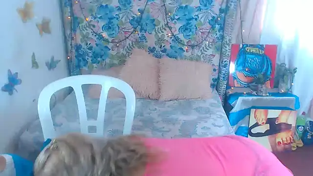 Snapshot of Sweeetnaughty chatting on December 4, 2025, 2:26 pm Sweeetnaughty online show from December 4, 2025, 2:26 pm