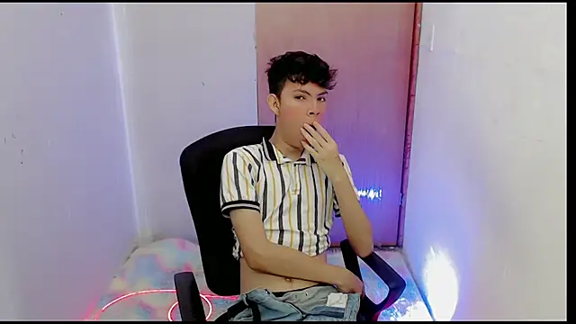 Snapshot of Alexxx_lov chatting on February 3, 2025, 12:47 pm Alexxx lov online show from February 3, 2025, 12:47 pm