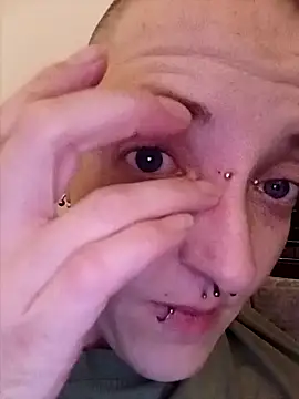 Astrid-Gilbert online show from February 3, 2025, 8:03 pm