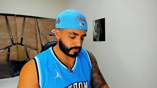 Snapshot of LeandroRusso chatting on March 13, 2025, 11:49 pm LeandroRusso online show from March 13, 2025, 11:49 pm